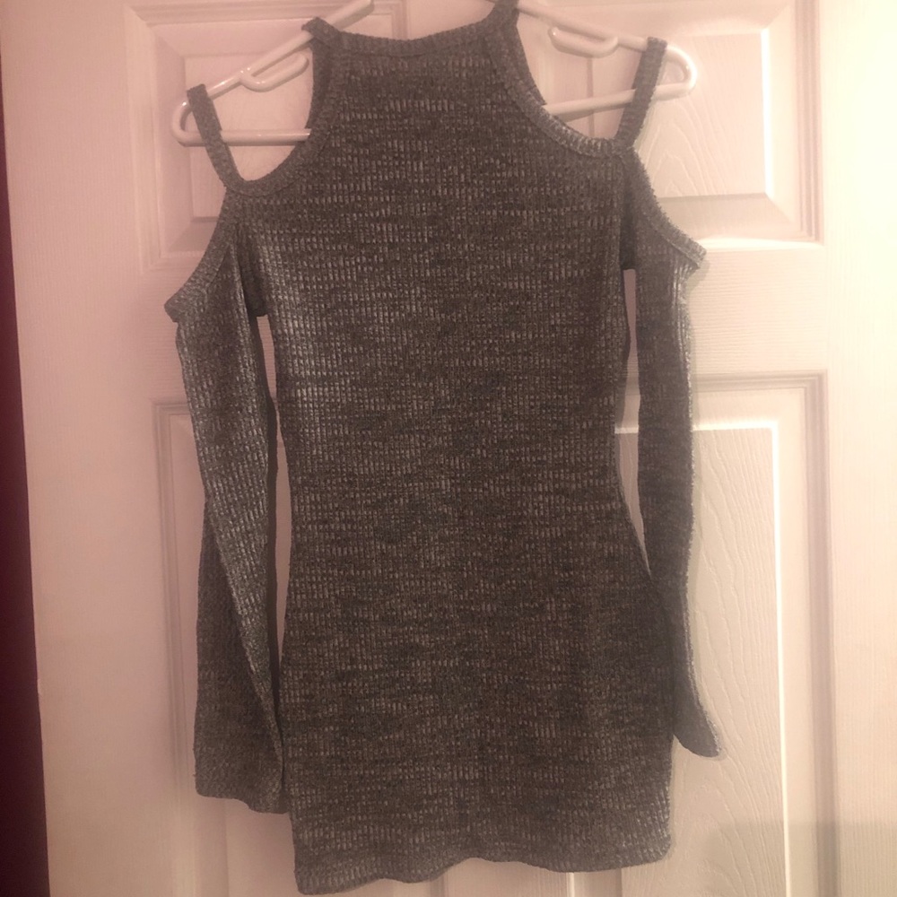 Windsor Cold Shoulder Grey Sweater - Picture 4 of 5